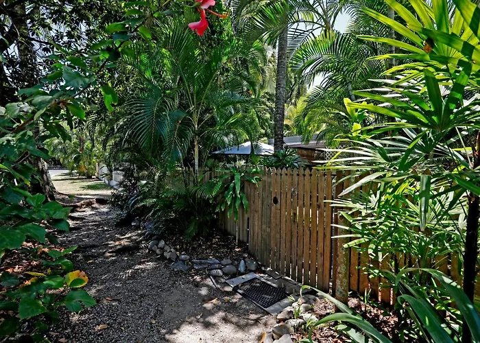 Tropical Unit With Private Fenced Garden Close To The Beach 5